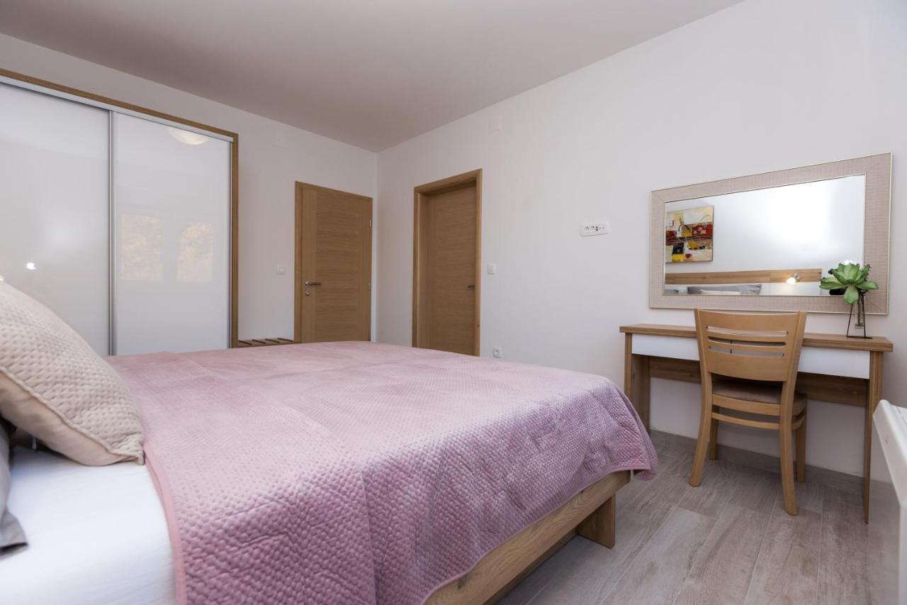 Apartmani Villa Paulo Starigrad Paklenica Exterior photo